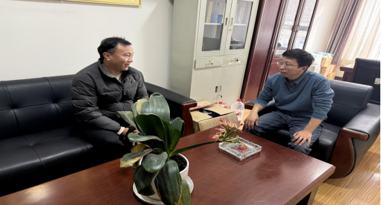 巴青县委网信办开展网络人士代表走访慰问活动.png