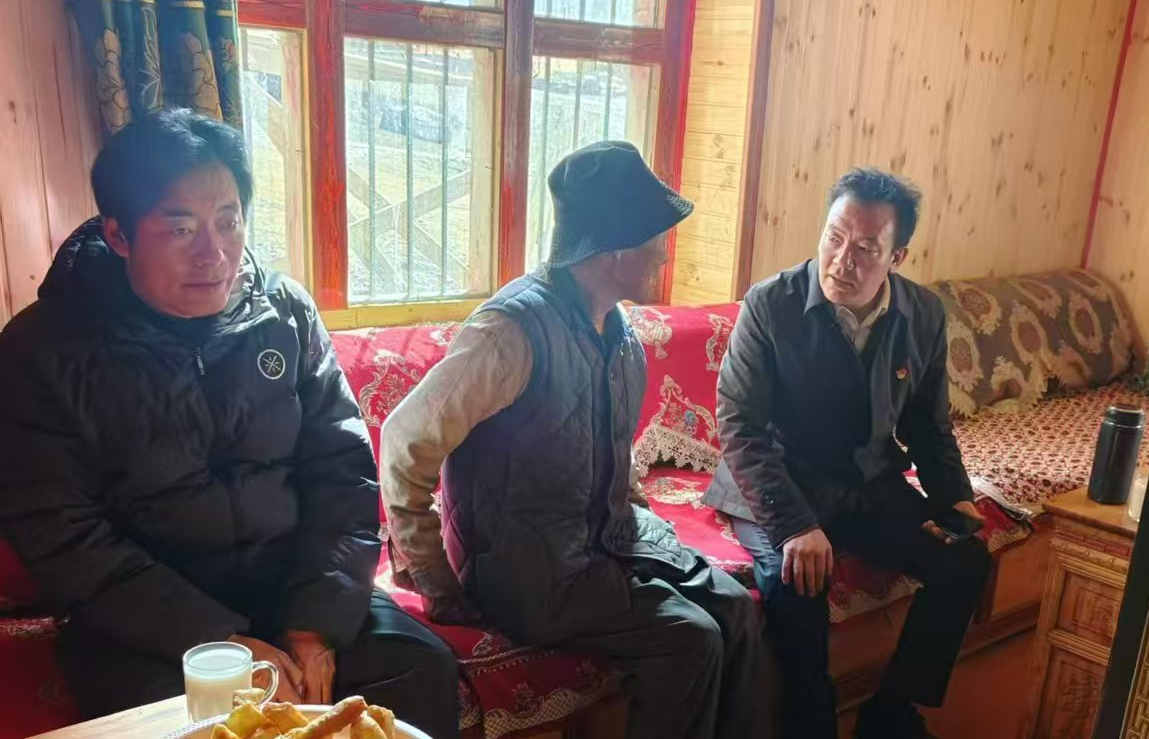 雅安镇党委书记走访慰问部分脱贫户群众.png